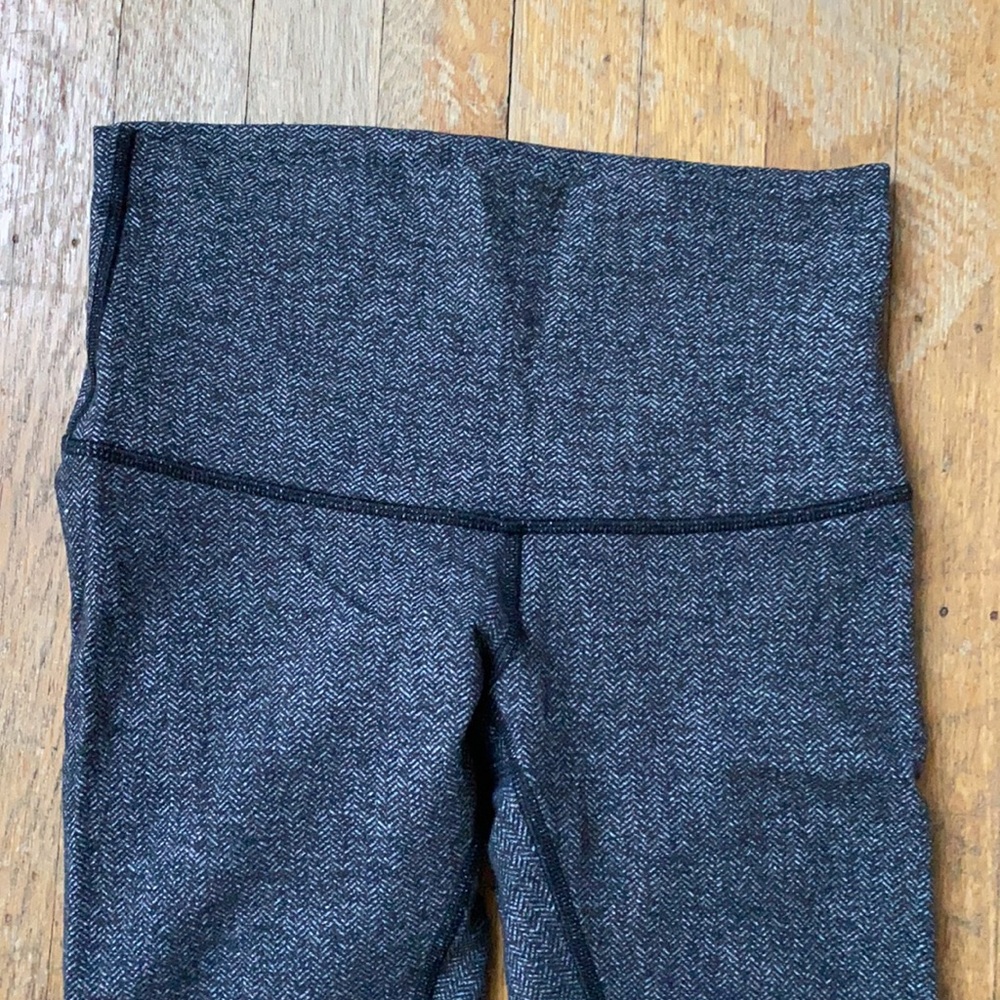 Great Condition! Lululemon Grey Patterned Leggings - image 5